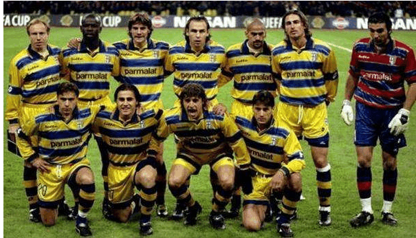 阿斯顿维拉在埃梅里带领下强势冲击英超争冠，与阿森纳激烈争夺榜首。