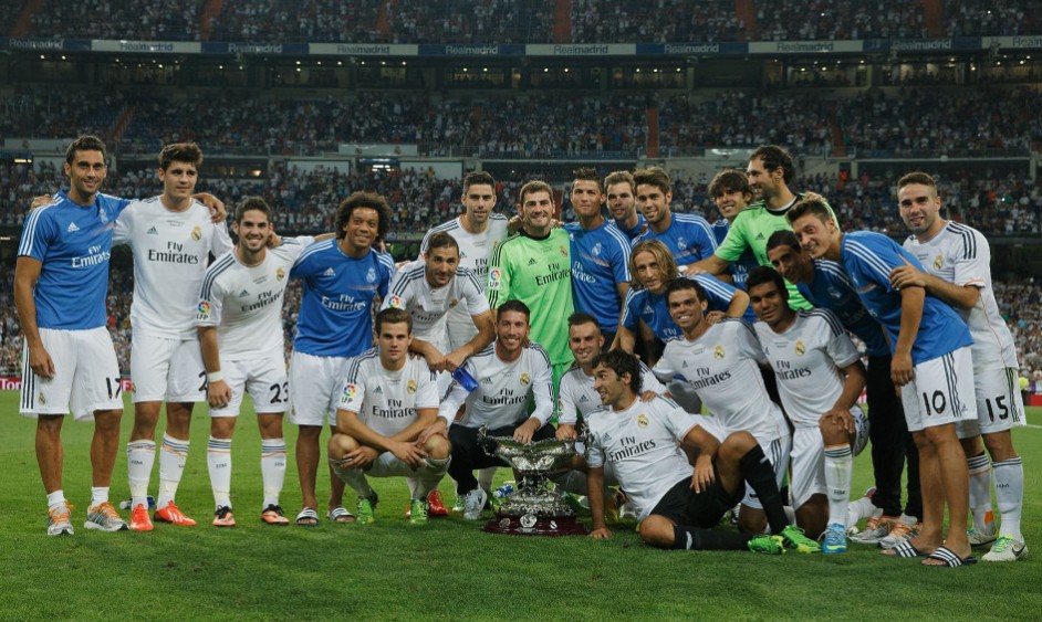 从手足无措到游刃有余，齐达内在公园学着踢毽子